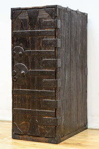 個性的な片開き戸に時代の風合い溢れる行商箪笥 BB3068