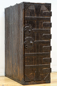 個性的な片開き戸に時代の風合い溢れる行商箪笥 BB3068