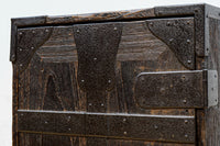 個性的な片開き戸に時代の風合い溢れる行商箪笥 BB3068