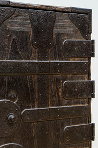 個性的な片開き戸に時代の風合い溢れる行商箪笥 BB3068