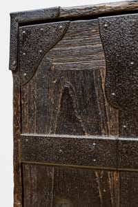 個性的な片開き戸に時代の風合い溢れる行商箪笥 BB3068