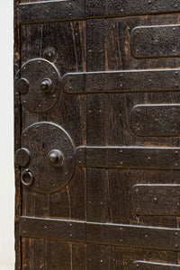 個性的な片開き戸に時代の風合い溢れる行商箪笥 BB3068