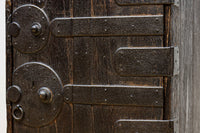 個性的な片開き戸に時代の風合い溢れる行商箪笥 BB3068