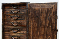 個性的な片開き戸に時代の風合い溢れる行商箪笥 BB3068