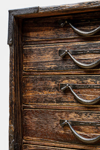 個性的な片開き戸に時代の風合い溢れる行商箪笥 BB3068