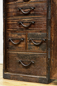 個性的な片開き戸に時代の風合い溢れる行商箪笥 BB3068