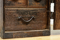 個性的な片開き戸に時代の風合い溢れる行商箪笥 BB3068