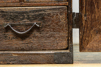 個性的な片開き戸に時代の風合い溢れる行商箪笥 BB3068