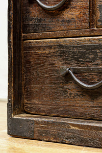 個性的な片開き戸に時代の風合い溢れる行商箪笥 BB3068