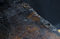 個性的な片開き戸に時代の風合い溢れる行商箪笥 BB3068