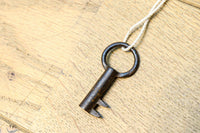 個性的な片開き戸に時代の風合い溢れる行商箪笥 BB3068