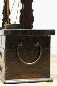 珍品!!上質な造りがレトロ感を漂わす組み立て式天秤ハカリ台 BB3070