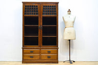 ダイヤガラスが煌めくレトロモダンな観音扉のガラスケース BB3092