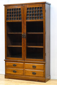 ダイヤガラスが煌めくレトロモダンな観音扉のガラスケース BB3092