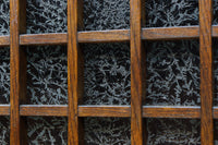 ダイヤガラスが煌めくレトロモダンな観音扉のガラスケース BB3092