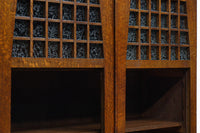 ダイヤガラスが煌めくレトロモダンな観音扉のガラスケース BB3092