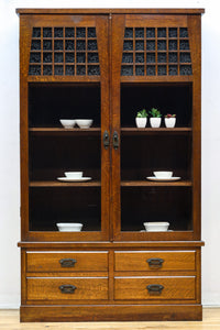 ダイヤガラスが煌めくレトロモダンな観音扉のガラスケース BB3092