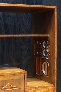 時代を経た味わいが風情溢れる上質な飾り棚 BB3103