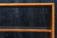 時代を経た味わいが風情溢れる上質な飾り棚 BB3103