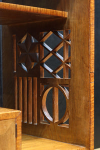 時代を経た味わいが風情溢れる上質な飾り棚 BB3103