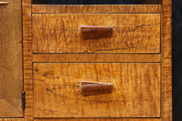 時代を経た味わいが風情溢れる上質な飾り棚 BB3103