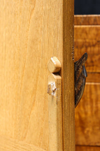 時代を経た味わいが風情溢れる上質な飾り棚 BB3103