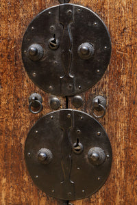 珍品!! 迫力ある装飾金具で飾られた絢爛な観音扉の小型帳場箪笥 BB3105