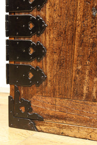 珍品!! 迫力ある装飾金具で飾られた絢爛な観音扉の小型帳場箪笥 BB3105