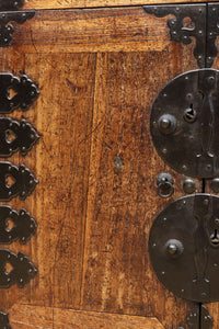 珍品!! 迫力ある装飾金具で飾られた絢爛な観音扉の小型帳場箪笥 BB3105