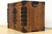 珍品!! 迫力ある装飾金具で飾られた絢爛な観音扉の小型帳場箪笥 BB3105