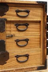 珍品!! 迫力ある装飾金具で飾られた絢爛な観音扉の小型帳場箪笥 BB3105