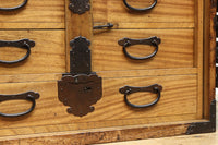 珍品!! 迫力ある装飾金具で飾られた絢爛な観音扉の小型帳場箪笥 BB3105