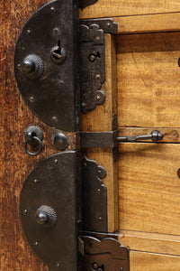 珍品!! 迫力ある装飾金具で飾られた絢爛な観音扉の小型帳場箪笥 BB3105