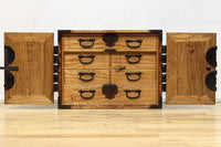 珍品!! 迫力ある装飾金具で飾られた絢爛な観音扉の小型帳場箪笥 BB3105