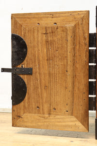 珍品!! 迫力ある装飾金具で飾られた絢爛な観音扉の小型帳場箪笥 BB3105