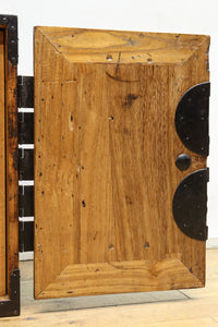 珍品!! 迫力ある装飾金具で飾られた絢爛な観音扉の小型帳場箪笥 BB3105