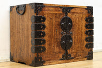 珍品!! 迫力ある装飾金具で飾られた絢爛な観音扉の小型帳場箪笥 BB3105