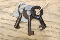 珍品!! 迫力ある装飾金具で飾られた絢爛な観音扉の小型帳場箪笥 BB3105