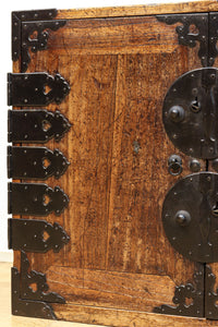 珍品!! 迫力ある装飾金具で飾られた絢爛な観音扉の小型帳場箪笥 BB3105