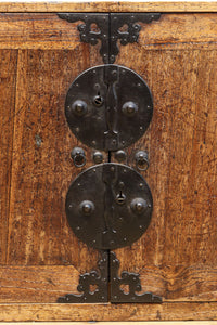 珍品!! 迫力ある装飾金具で飾られた絢爛な観音扉の小型帳場箪笥 BB3105