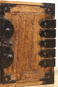 珍品!! 迫力ある装飾金具で飾られた絢爛な観音扉の小型帳場箪笥 BB3105