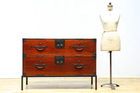 装飾金具が映えるアイアンフレーム付き衣裳箪笥 BB3107