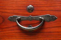 装飾金具が映えるアイアンフレーム付き衣裳箪笥 BB3107