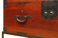 装飾金具が映えるアイアンフレーム付き衣裳箪笥 BB3107