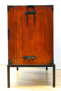 装飾金具が映えるアイアンフレーム付き衣裳箪笥 BB3107