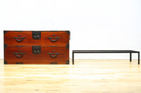 装飾金具が映えるアイアンフレーム付き衣裳箪笥 BB3107