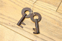 装飾金具が映えるアイアンフレーム付き衣裳箪笥 BB3107