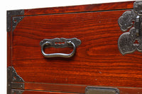 大振りの装飾金具で趣きのある庄内衣裳箪笥 BB3109