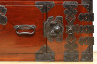 大振りの装飾金具で趣きのある庄内衣裳箪笥 BB3109