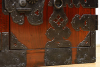 大振りの装飾金具で趣きのある庄内衣裳箪笥 BB3109